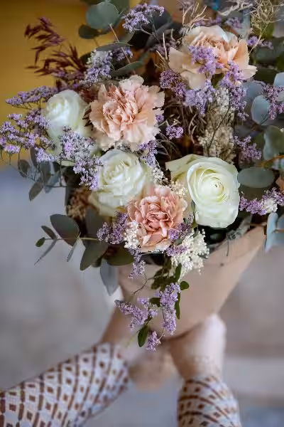 que-significa-sonar-con-flores-blancas-y-moradas